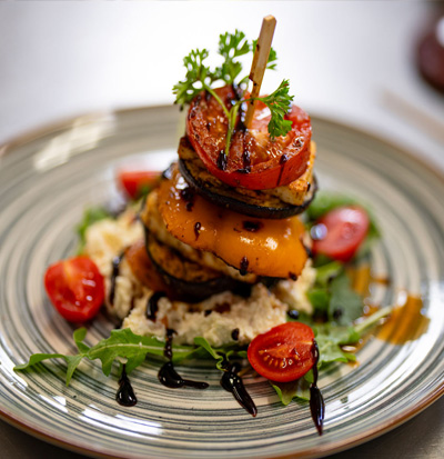 0C.-Aristo-Stavenhagen-Dolmadakia-Bifteki-Gyros-Zaziki-Saganaki-Ouzo-Oktopus-lecker-Souflaki-Grill-griechischer-Wein-Feta-Tarama-Musik-Restaurant-Griechenland