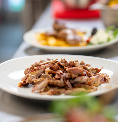 0D.-Aristo-Stavenhagen-Dolmadakia-Bifteki-Gyros-Zaziki-Saganaki-Ouzo-Oktopus-lecker-Souflaki-Grill-griechischer-Wein-Feta-Tarama-Musik-Restaurant-Griechenland