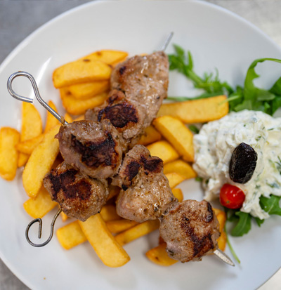 0G.-Aristo-Stavenhagen-Dolmadakia-Bifteki-Gyros-Zaziki-Saganaki-Ouzo-Oktopus-lecker-Souflaki-Grill-griechischer-Wein-Feta-Tarama-Musik-Restaurant-Griechenland